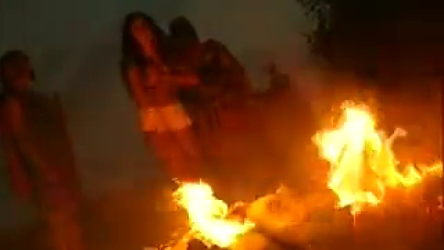 Escena de la ejecución sobre el lecho de brasas ardiendo.
