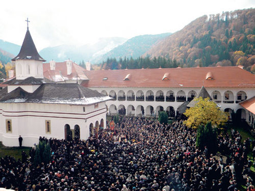 Fotografía del multitudinario funeral del Padre Teofil Paraian. Monasterio Brancoveanu, Sambata de Sus (Rumanía).
