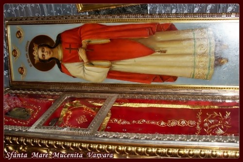 Detalle de la urna con el cuerpo de la Santa expuesto a la veneración de los fieles. Catedral ortodoxa de San Vladimir, Kiev (Ucrania).