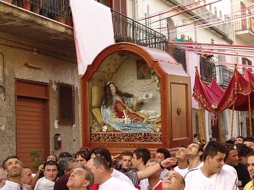 Las reliquias de la Santa sacadas en procesión con ocasión de su festividad (11 de agosto). Mugnano del Cardenal (Italia).