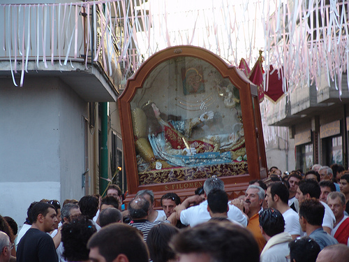 Las reliquias de la Santa sacadas en procesión con ocasión de su festividad (11 de agosto). Mugnano del Cardenal (Italia).