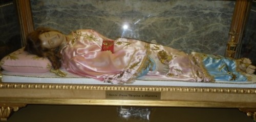 Vista de la urna con la figura de cera que contiene los restos de Santa Irene, mártir de las catacumbas, en la iglesia de Santa María de Catignano (Italia).