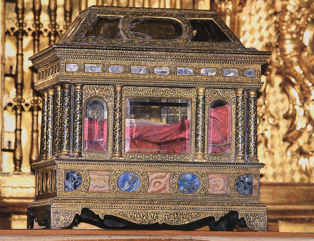 Urna con las reliquias del Santo conservada en su capilla de la catedral de Burgos, España.