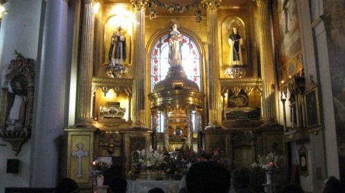 Vista del altar de la Basílica de Nuestra Señora del Rosario, Lima (Perú) con las imágenes y reliquias de Santa Rosa (centro), San Martín de Porres (izqda.) y San Juan Macías (dcha.)