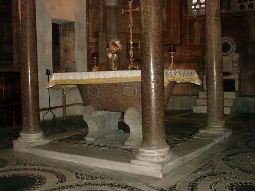 Vista del altar mayor del templo. En él se conservan las reliquias de los Santos Coronado, Hilario y Cirila, mártires.
