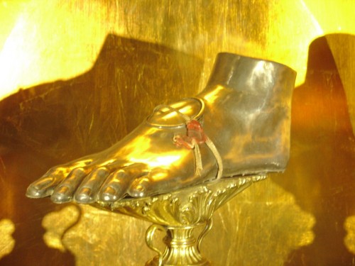 Detalle del relicario del pie de Santa María Magdalena. Basílica de San Juan Bautista de los Florentinos, Roma (Italia).