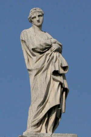 Detalle de la escultura de la Santa en la columnata de la plaza de San Pedro del Vaticano, Roma (Italia).