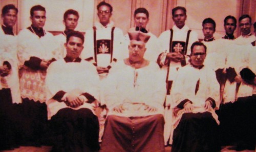San Rafael Guízar fotografiado entre seminaristas.