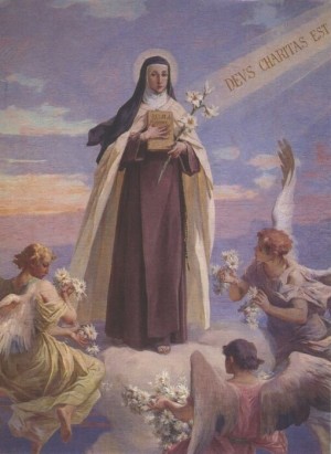 Tapiz de canonización de la Santa, con su iconografía habitual: el hábito de carmelita, los lirios de virginidad, las margaritas que aluden a su nombre en religión y el lema "Dios es Amor".