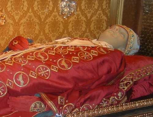 Cuerpo del Papa San Gregorio VII en Salerno. El monje Hildebrando de Cluny una vez elevado al papado emprendió una reforma profunda de la Iglesia. Murió en Salerno, exiliado de Roma. La frase grabada delante de su sepulcro es la que pronunció antes de morir: «He amado la justicia y odiado la iniquidad; por ello muero en el destierro».