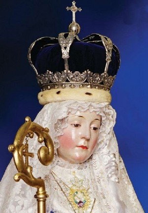 Acercamiento a la imagen de Nuestra Señora, de las pocas fotografías donde no aparece con el Niño.