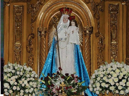 La Virgen del Buen Suceso en el retablo de la Iglesia del convento. Solo en tres ocasiones la imagen se traslada del coro a la Iglesia para las devociones del pueblo.