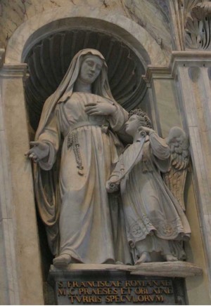 Santa Francisca Romana, estatua en la Basílica de San Pedro. En la iconografía de la santa suele aparecer su Ángel de la guarda con quien tenía frecuentes coloquios.