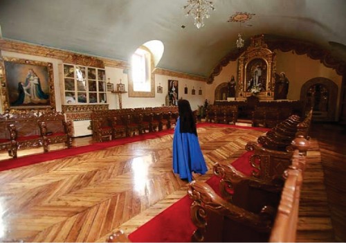 Coro de las religiosas. La imagen de Nuestra Señora del Buen Suceso preside desde la sede abacial. Un óleo representando la aparición se encuentra visiblemente en uno de los muros.