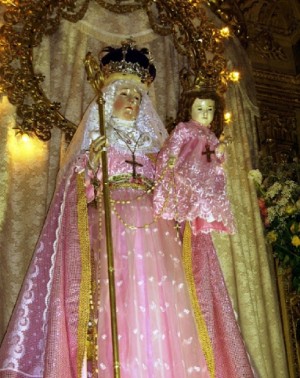 Imagen de la Virgen adornada en una de las celebraciones que se realizan en la Iglesia del convento concepcionista.