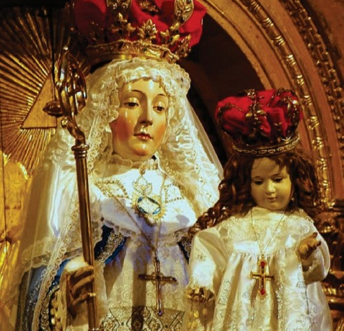 Imagen de Nuestra Señora del Buen Suceso tal como se venera en la actualidad. El niño no es el original que fue esculpido con la estatua de la Virgen.