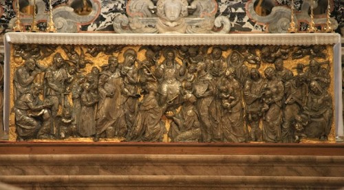 Frontal de plata que cubre el altar de la Basílica de Monte Cassino, San Benito rodeado de sus hijos. Escultor Antonio Selva.
