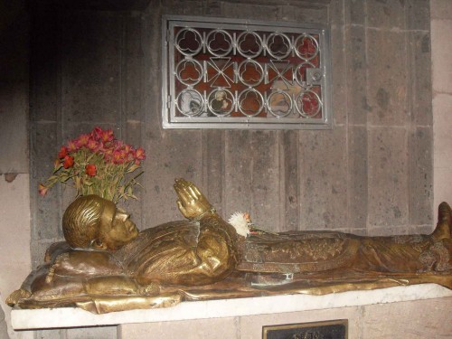 Vista de la urna con los restos del Santo e imagen yacente de bronce. Parroquia de Nuestra Señora del Rosario de Guadalajara, México.