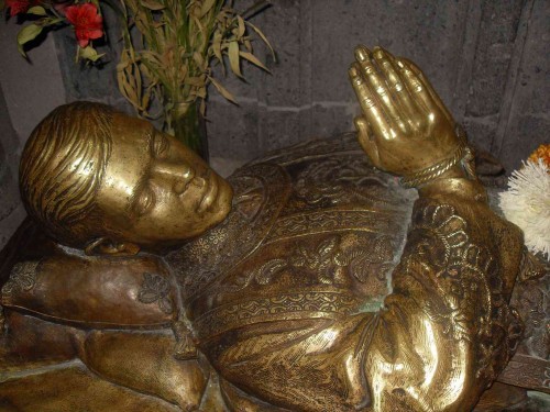 Detalle de la imagen yacente de bronce que hay bajo su sepulcro. Parroquia de Nuestra Señora del Rosario, Guadalajara (México).
