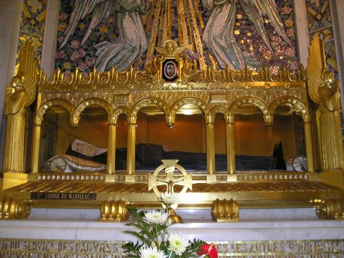 Vista de la urna con la figura de cera que guarda sus reliquias. Casa Madre de las Hijas de la Caridad, París (Francia).
