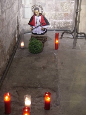 Vista del sepulcro del Santo en un extremo de su capilla en la iglesia de Santa Maria del Pi, Barcelona (España).