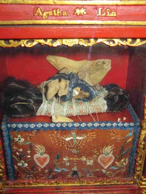 Vista del cofre que contiene las reliquias de la Santa: huesos y cabellos. Casa-Museo de la Venerable Pauline Jaricot, Lyon (Francia)