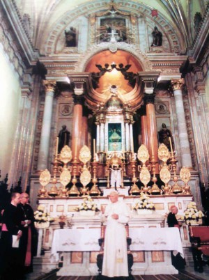 Vista del altar mayor donde está entronizada la Virgen de San Juan de los Lagos. A sus pies, San Juan Pablo II durante su visita a México para la coronación de la imagen.