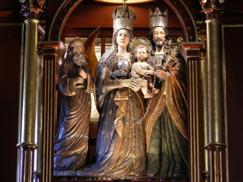 Vista del conjunto escultórico de la Virgen de la Peña, San josé, el Niño y un ángel. Santuario de Nuestra Señora de la Peña, Bogotá (Colombia).