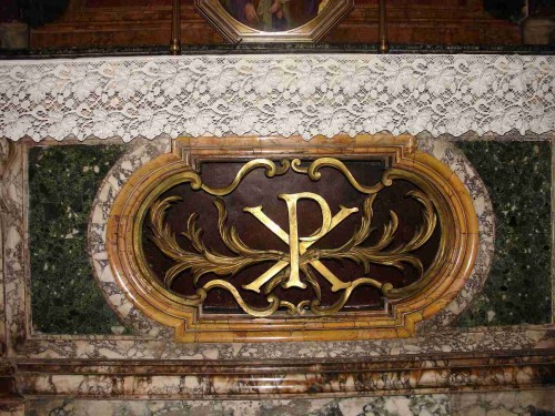 Vista del sepulcro de las Santas Digna y Emérita, en el altar de la capilla Mutti. Iglesia de San Marcello al Corso, Roma (Italia). Fotografía: Montserrat Báez.