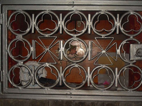 Detalle de la urna con los restos del Santo. Parroquia de Nuestra Señora del Rosario de Guadalajara, México.