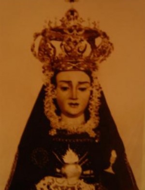 Antigua fotografía de la Virgen de la Soledad contemporánea a la coronación pontificia. (Cortesía de Ángel Rodríguez).