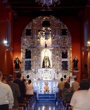 Interior del Templo de San Juan de Dios en Parral, Chihuahua donde se venera a la Virgen Santísima de la Soledad. Cada viernes es tradición en Parral visitar a la Virgen y rezar el rosario. (Cortesía de Ángel Rodríguez).