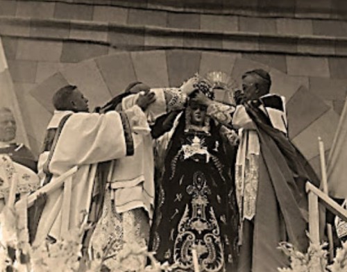 Momento en que el Siervo de Dios Mons. Luís Maria Martínez, Arzobispo Primado de México, y Mons. Antonio Guízar, Obispo de Chihuahua, coronan a la Virgen con autoridad y en nombre de Su Santidad Pío XII. (Cortesía de Ángel Rodríguez).