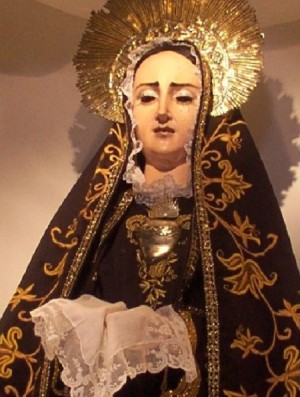Acercamiento a la imagen tal como se encuentra en la actualidad. Erróneamente se le ha puesto el Corazón de Jesús en su pecho y no el Corazón traspasado propio de la advocación mariana. Igualmente no luce una corona o diadema real como le corresponde a todas las imágenes coronadas. (Cortesía de Ángel Rodríguez)