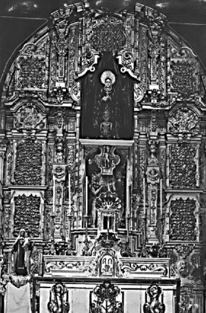 Antigua fotografía del retablo de la Iglesia de San Juan de Dios, se ve la Imagen en el lugar donde otrora se encontraba el patrón de la Iglesia. (Cortesía de Ángel Rodríguez).