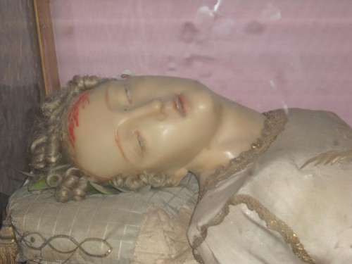Detalle del rostro de San Benedicto, donde se aprecia la marca del martirio en su frente y los añadidos de ojos y dientes en el rostro. Fotografía de Alejandro Valadez.