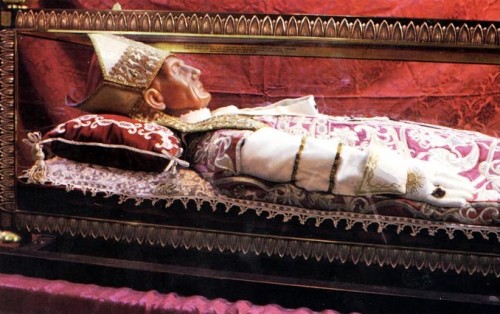 Urna con la figura que guarda las reliquias de San Celestino V, papa, en L'Aquila (Italia).