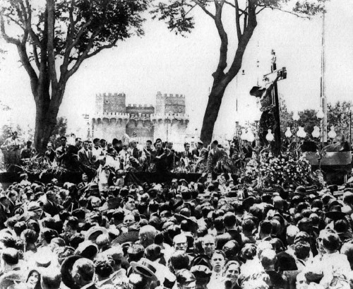 Fotografía del Cristo de la Fe en procesión frente a las Torres de Serranos. Fuente: Mundo Gráfico, 1930-32. Valencia, España.