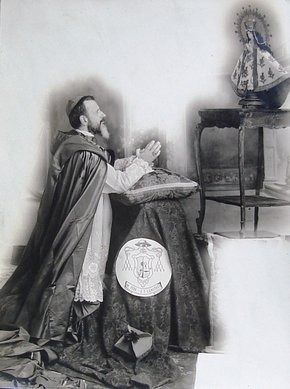 Fotografía del Siervo de Dios en su tiempo de exilio -con la barba crecida- mostrando su devoción a la Virgen.