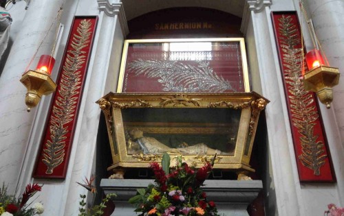 Vista del altar con la urna de las reliquias de San Hermión. Iglesia de la Asunción de Lagos de Moreno, Jalisco (México).