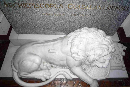 Detalle de la lápida y la escultura del león herido en la tumba del Siervo de Dios.