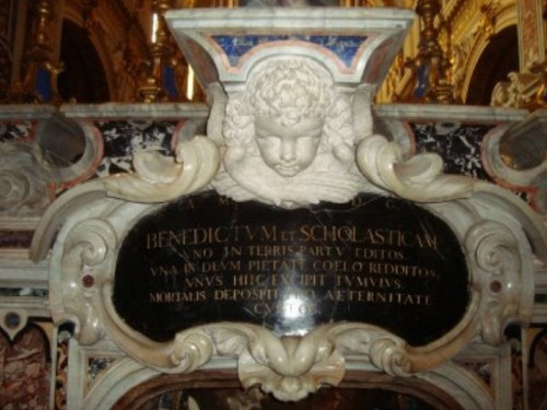 Sepulcro barroco de San Benito y Santa Escolástica, en la parte posterior del altar de la Basilica de Montecasino.