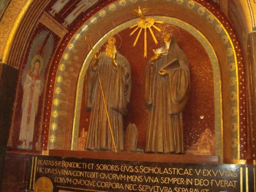 Cripta de Montecassino, en arte de Beurón, donde se encuentran las urnas con las reliquias italianas de San Benito y Santa Escolástica.