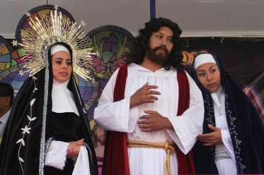 Jóvenes participantes del Vía Crucis de Iztapalapa en los papeles de la Virgen, Jesús y la Magdalena.