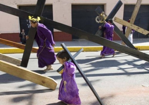 Niños "apóstoles" en cumplimiento de una promesa hecha al Señor de la Cuevita por los favores recibidos.