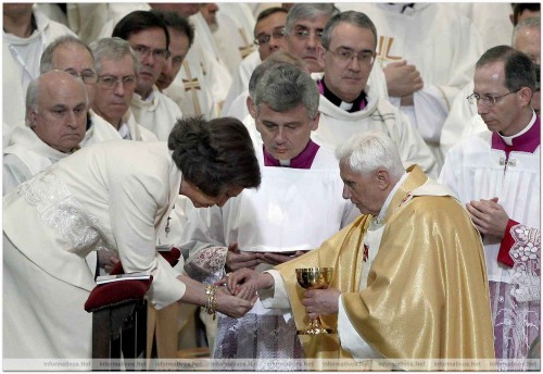Su Santidad Benedicto XVI da la comunión en la mano a doña Sofía de Grecia, reina de España. Fuente: informativos.net.