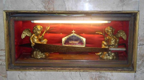 Vista de la urna con huesos del Beato Carino y el "falcastro" que empleó para asesinar a San Pedro de Verona.