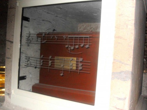 Sepulcro del Beato Ezequiel Huerta. Destaca la decoración de pentagrama, símbolo de su habilidad para el canto.