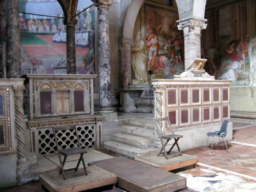 Vista del sepulcro de los mártires Domitila, Nereo y Aquiles, tras la rejilla bajo el altar mayor. Basílica de los Santos Nereo y Aquiles, Roma (Italia).