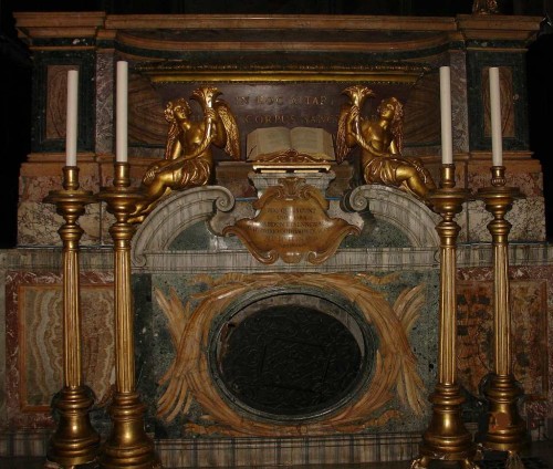 Vista del altar mayor de la Basílica, donde está el sepulcro de los Santos Marcos, Abdón, Senén y Restituto. Basílica de San Marco al Campidoglio, Roma (Italia).